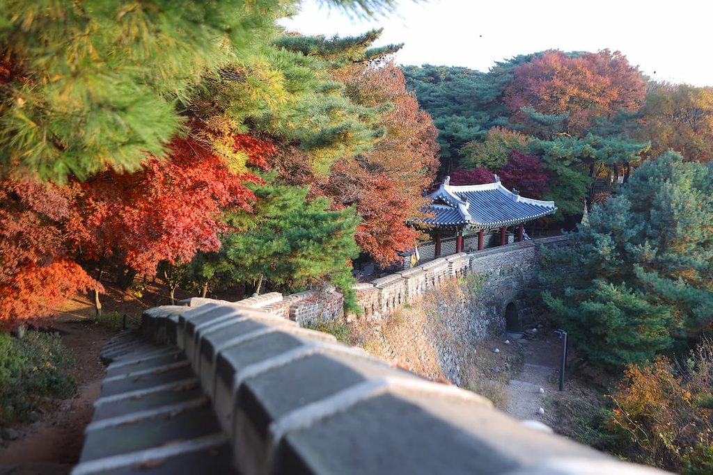 남한산성의 단풍 든 가을 풍경