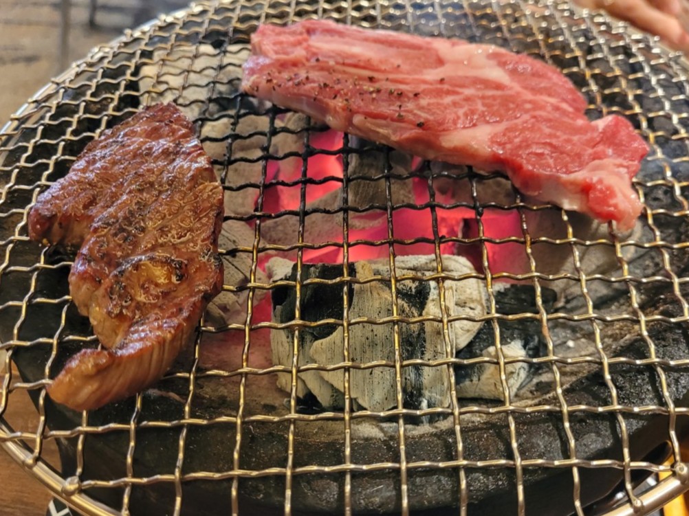 참숯 화로 위에서 구워지는 경성고기꾼 소고기 모듬