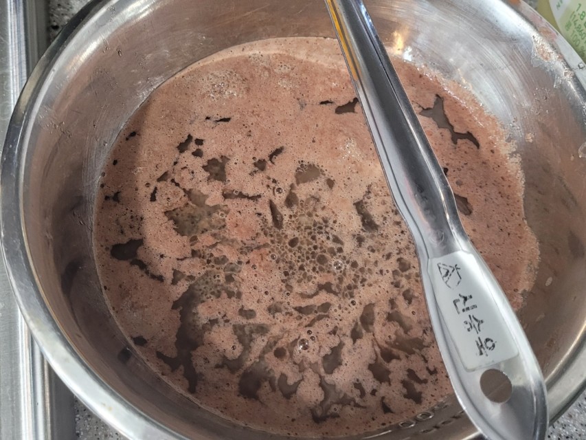 초벌 데친 뒤 떠오른 소갈비 거품과 불순물