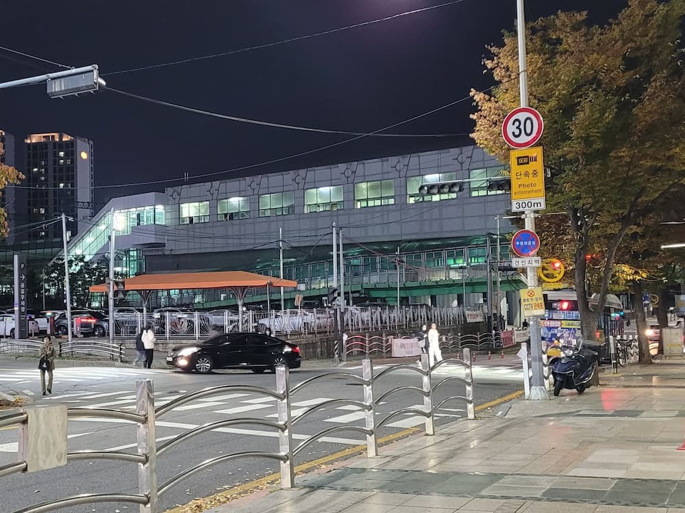 가을밤 구리역 근처 도로