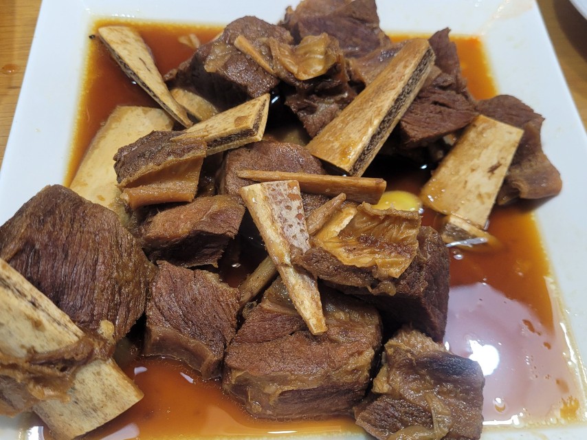 간장 양념 국물에 담긴 냉동 소갈비찜 완성 접시