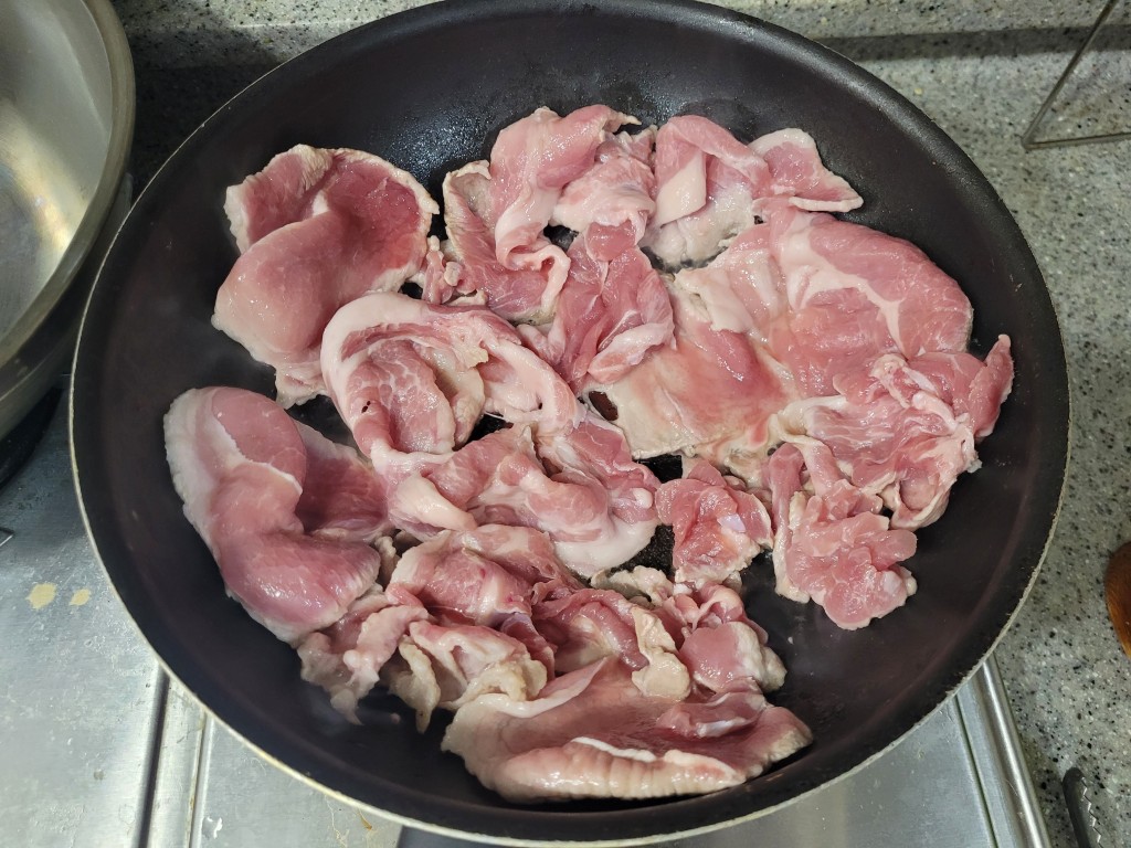 팬에 깔아 익고 있는 앞다리살