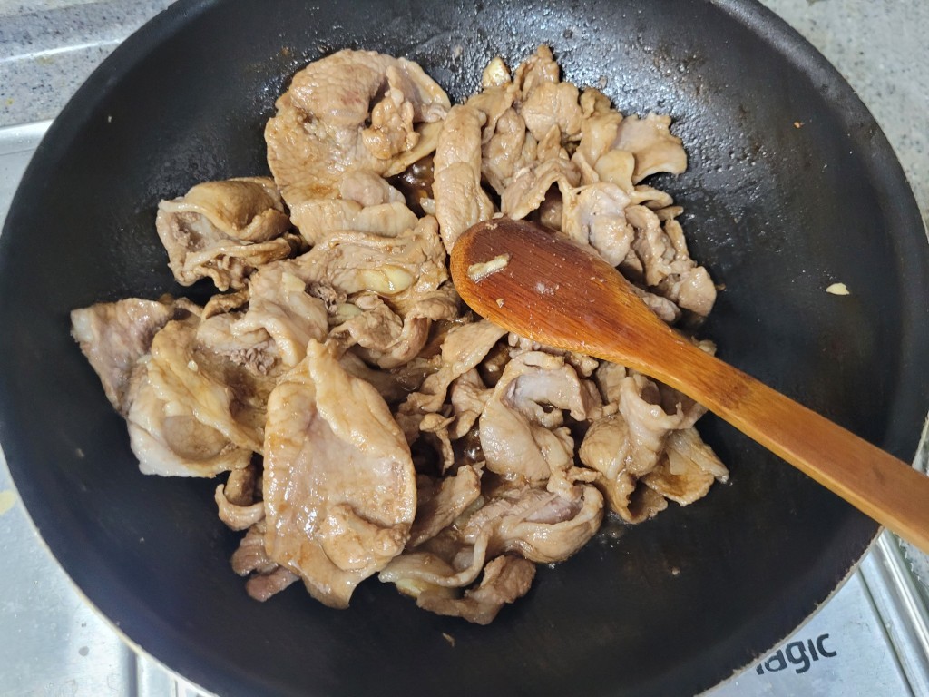 간장을 넣어 갈색으로 변한 앞다리살