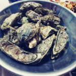 겨울의 첫 맛, 각굴 찜과 하프쉘 요리로 즐기는 제철 바다 향기