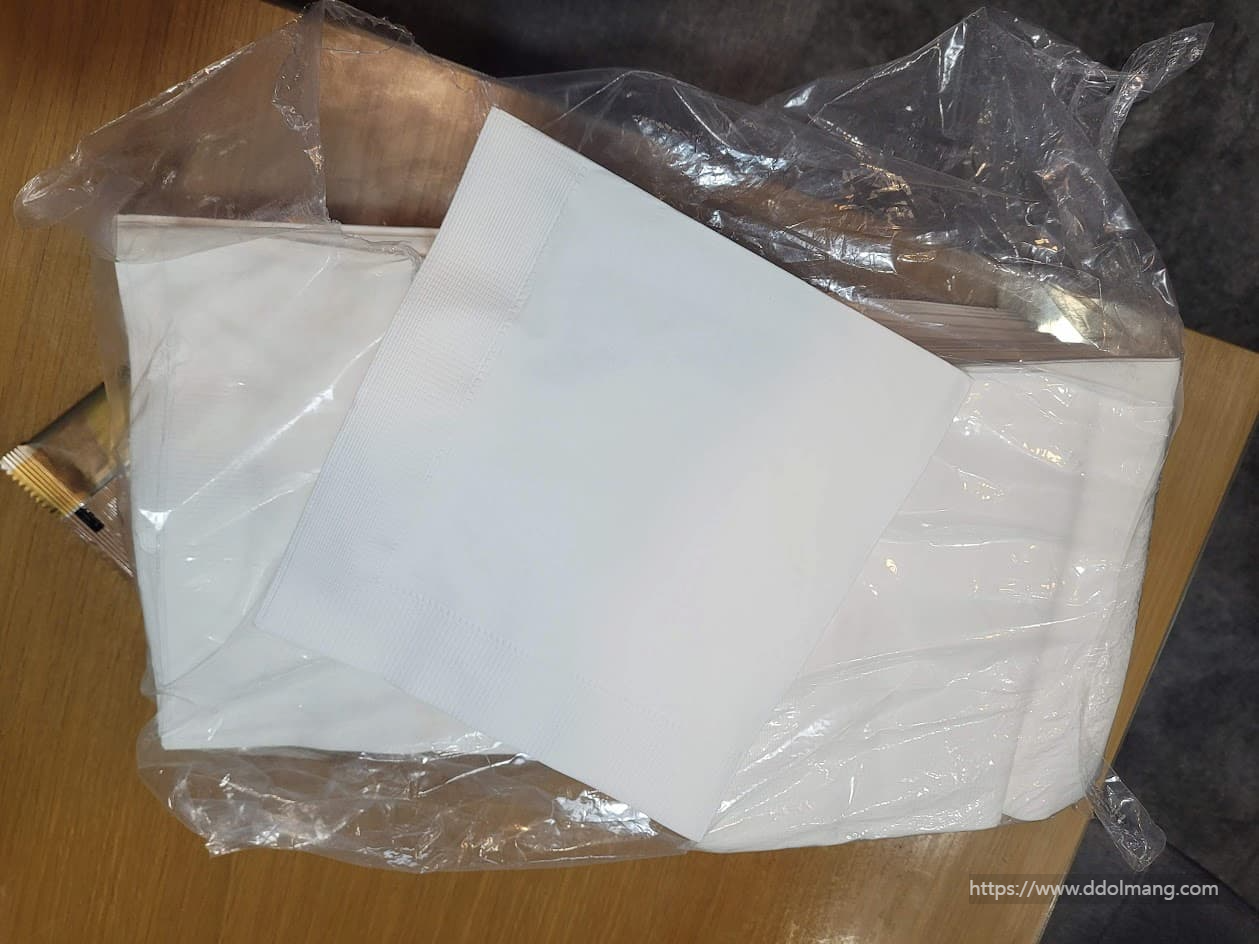 투명 비닐봉투 속 흰색 낱개 포장 종이 냅킨