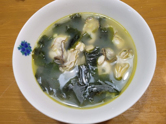 신선한 굴, 초록색 미역 가득한 한국식 미역국.