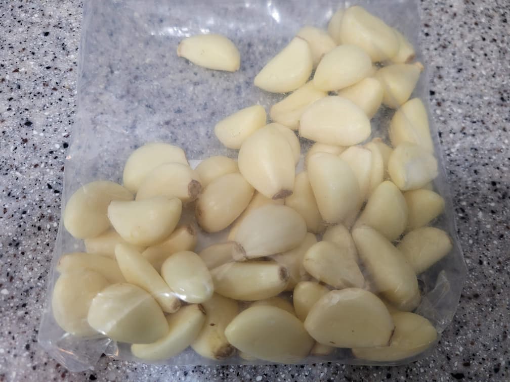 무르거나 곰팡이 난 마늘, 도려내고 먹어도 될까? 안전한 섭취 기준과 올바른 보관법 4