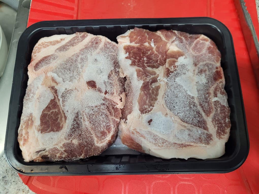 꽁꽁 언 냉동 삼겹살로 1시간 만에 수육 만들기 (소금물 밀봉 해동 핵심 팁) 22