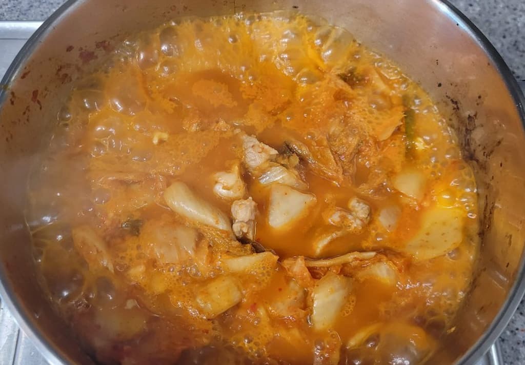 김치찌개 맛있게 끓이는 법｜앞다리살 볶는 순서와 간 맞추기가 맛을 좌우합니다 18