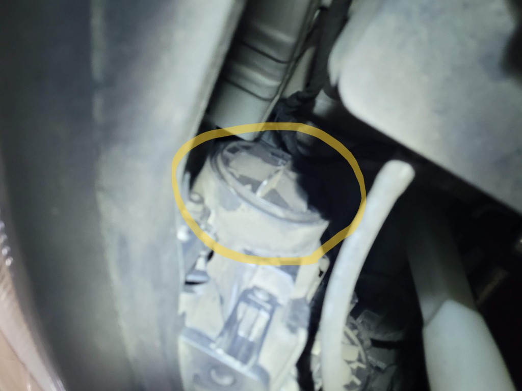 노란색 원으로 표시한 LF소나타 하향등 커버 위치