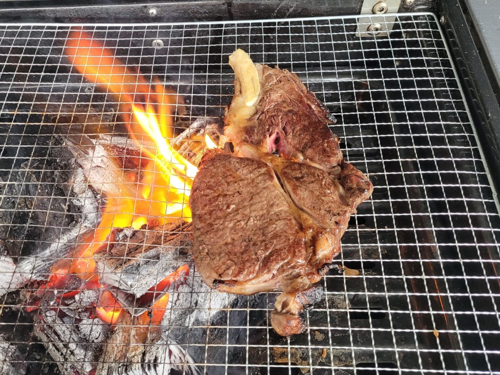 참숯에 익어가는 소고기