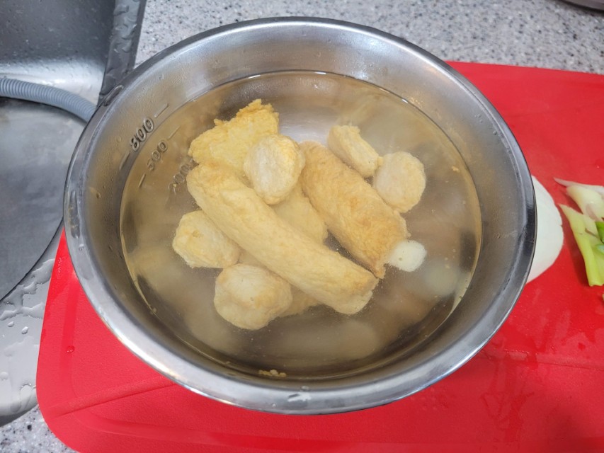양푼에 담아 뜨거운 물에 담궈 놓은 어묵