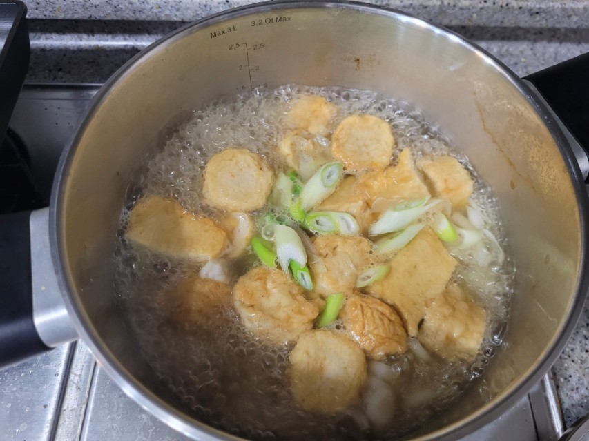 대파를 넣어 완성된 어묵탕이 냄비에서 끓고 있는 모습