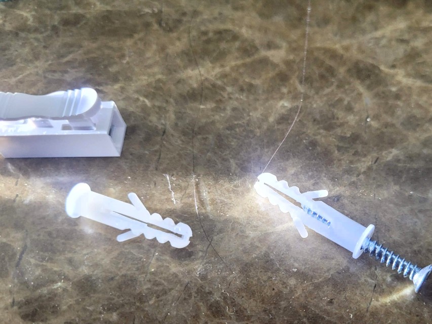 LED 직부등 설치에 사용할 칼블럭과 나사 부품