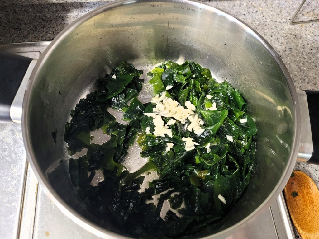 참치 미역국 끓이는 법|참치캔 하나로 간단하게 깊은 국물 내는 방법 4
