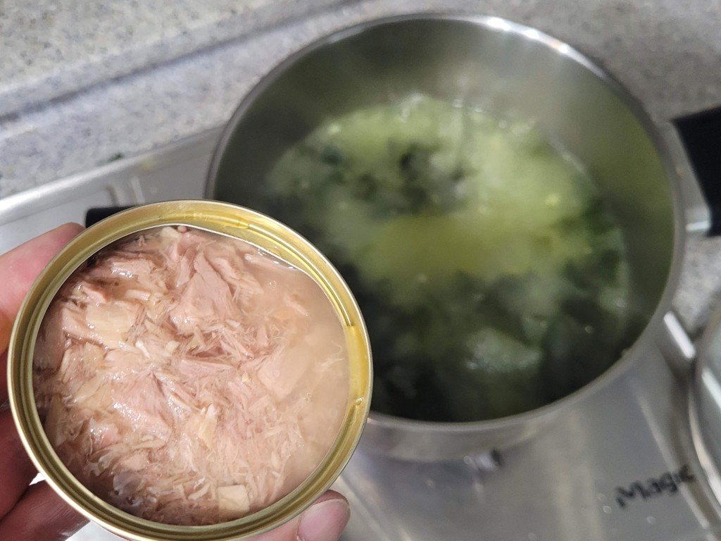 미역국에 참치를 넣으려고 준비하는 모습