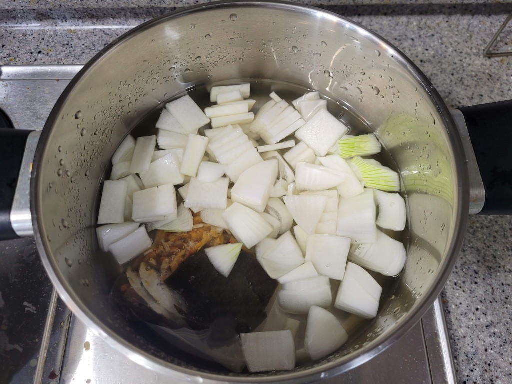 냉동 청국장찌개를 끓이기 위해 무와 양파 육수팩으로 국물을 내는 과정