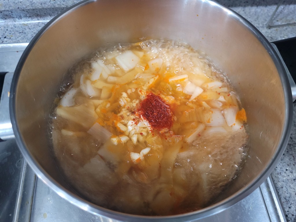 찌개에 투입된 고춧가루와 다진 마늘
