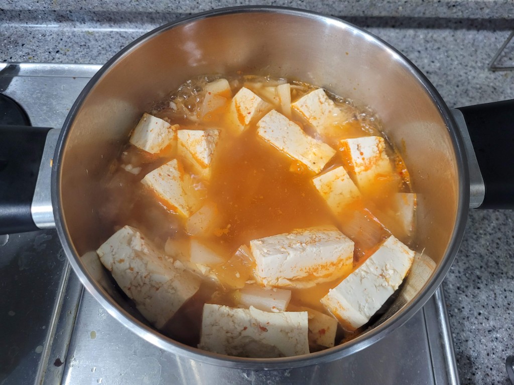묵은지와 두부를 넣고 끓이는 청국장찌개 과정