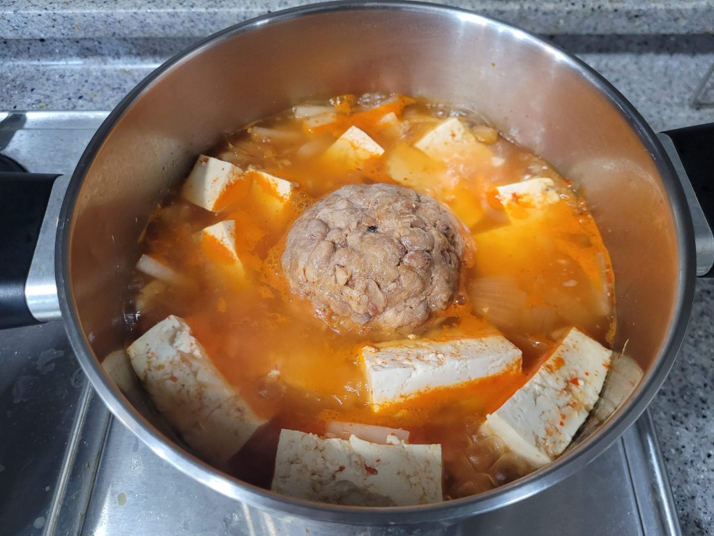 해동하지 않은 냉동 청국장을 찌개에 넣고 풀어주는 과정
