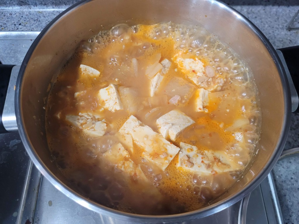 찌개에서 풀어진 냉동 청국장