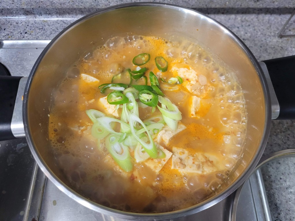 청양고추와 대파를 넣고 간을 맞추어 완성된 청국장찌개