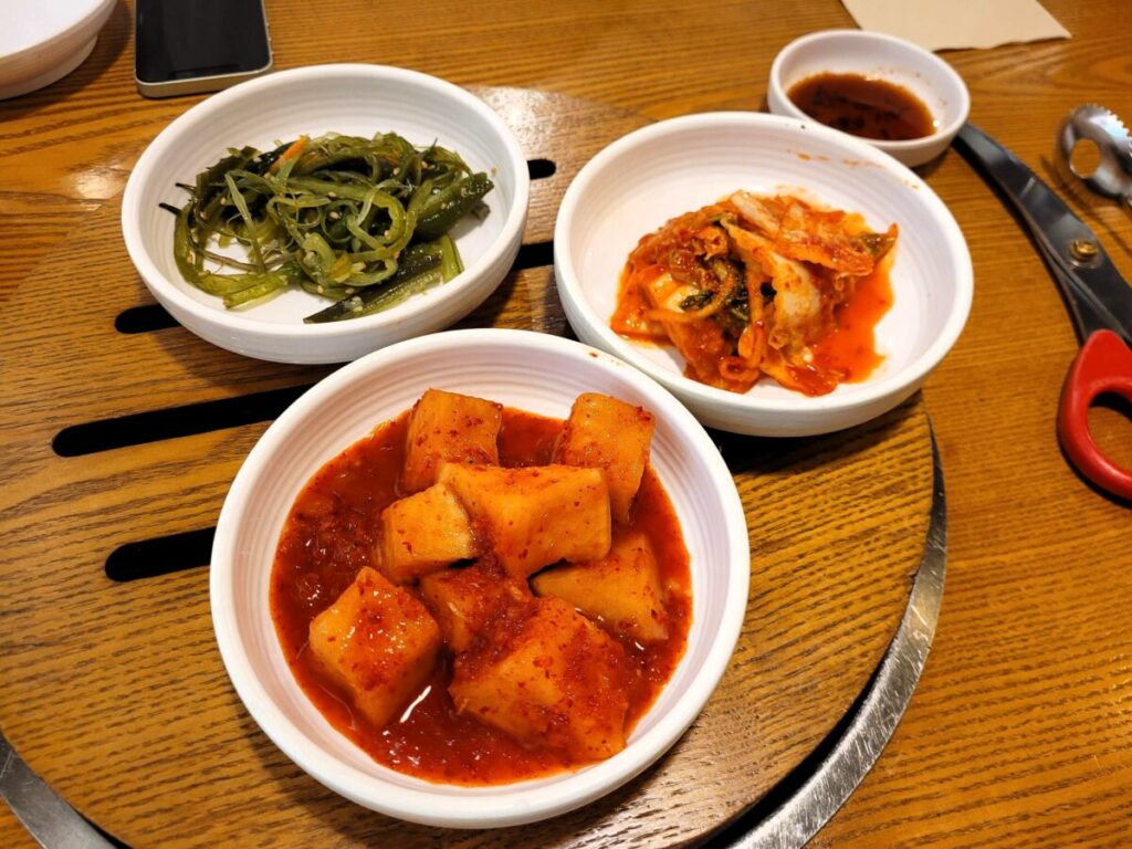 사리원 기본찬으로 나온 깍두기 김치 미역줄기볶음