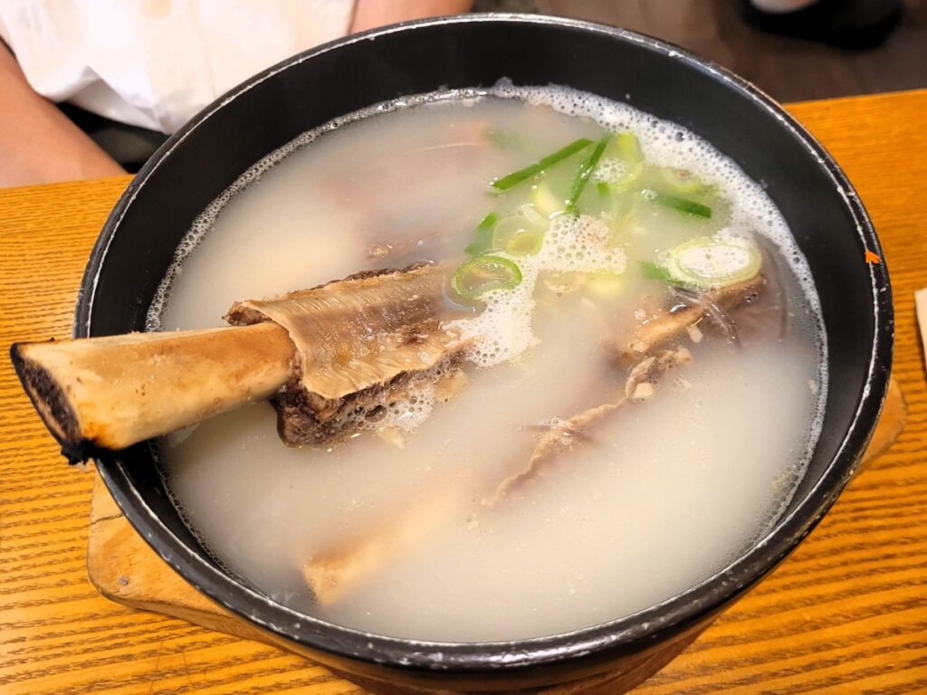 갈비와 국물이 담긴 코엑스몰 사리원 영양갈비탕