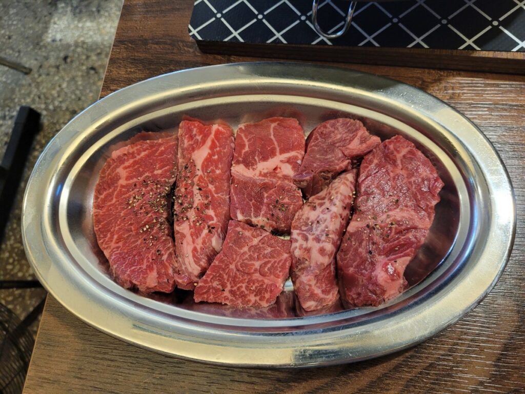 갈비 살치 토시 부채가 담긴 경성시그니처 SET 두 접시 중 한 접시