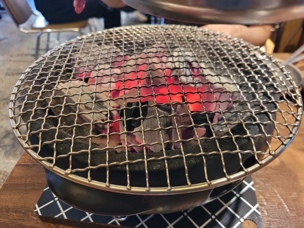 경성고기꾼 테이블 위에 놓인 참숯 화로