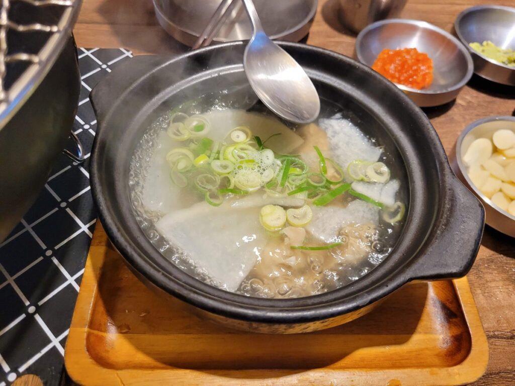 경성고기꾼 기본 반찬과 소고기 뭇국 상차림