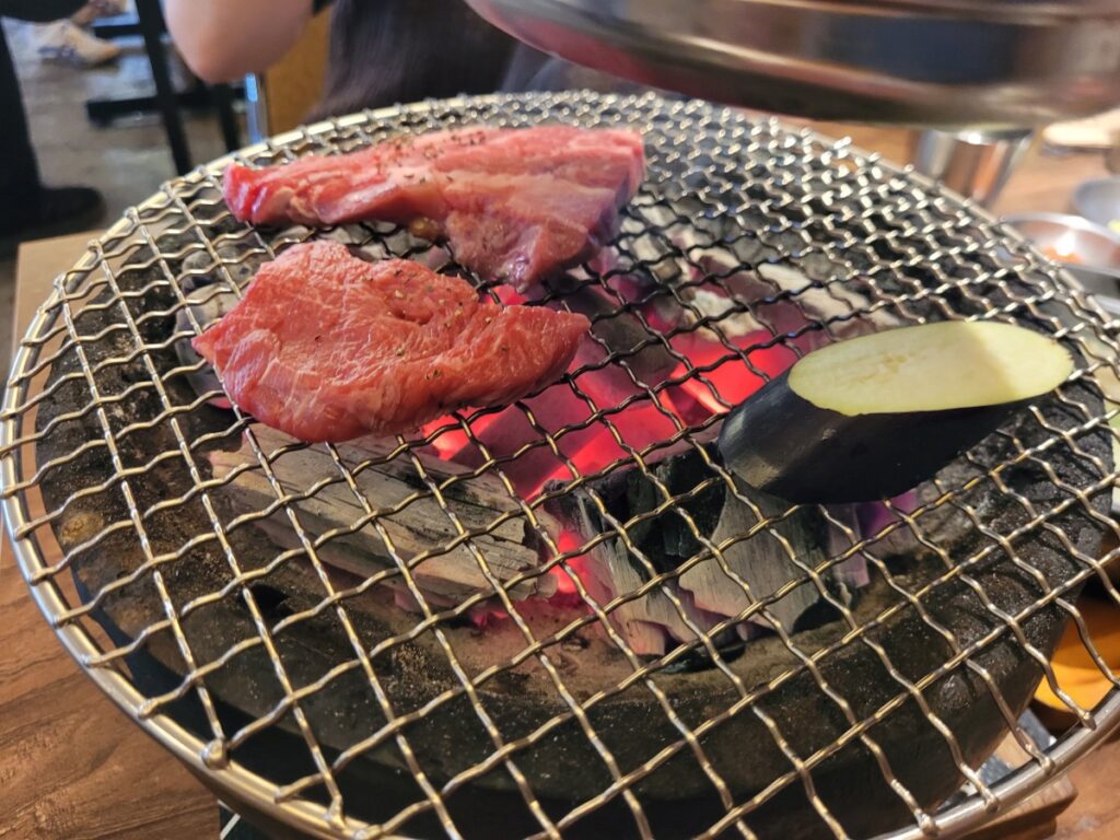 참숯 화로 위에서 올린 소고기 모듬