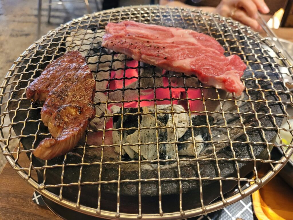 참숯 화로 위에서 구워지는 소고기 모듬
