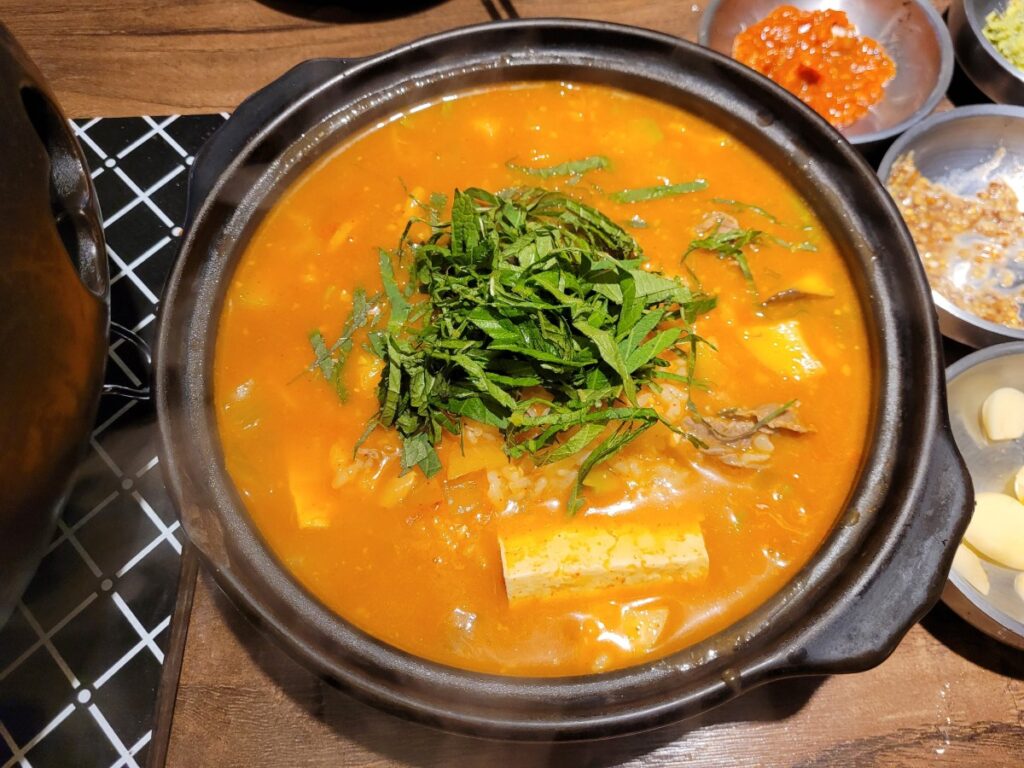 뚝배기에 담긴 경성고기꾼 된장술밥