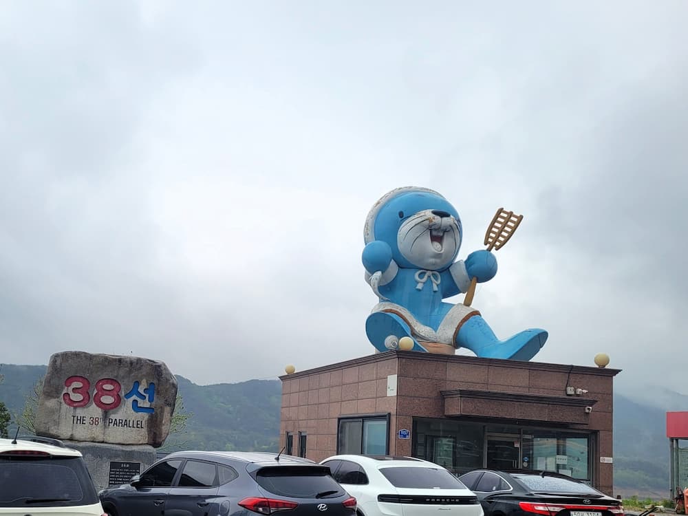인제 여름축제 빙어호 입구 38선 표지석과 스노온 조형물