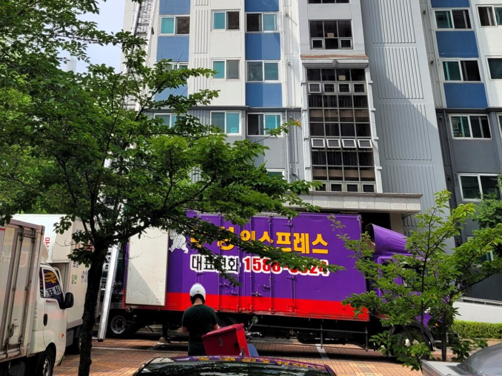 손없는날 이사 전 엘리베이터와 주차 공간을 확인하는 아파트 입구