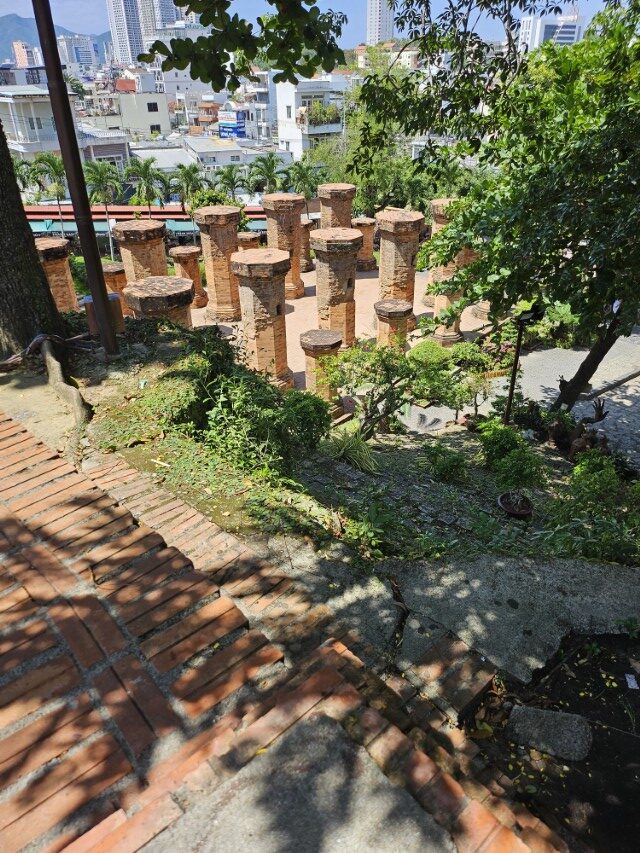 포나가르 사원 위쪽에서 내려다본 만다파 기둥과 나트랑 시내 풍경