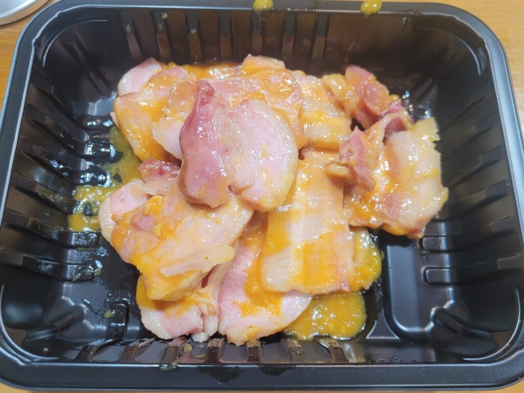 마늘겨자소스에 버무린 CU 훈제삼겹살 혼술 안주