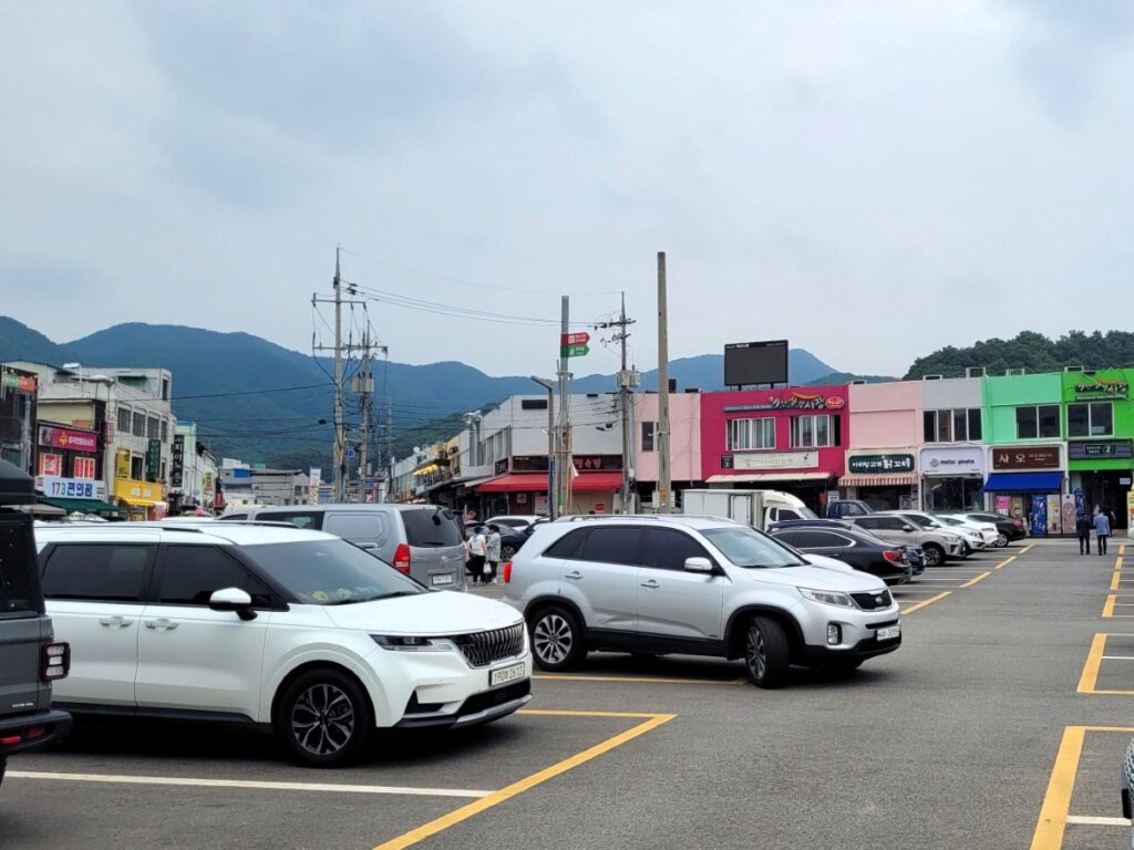 평일 오후 차량이 주차된 백종원 예산시장 주차장