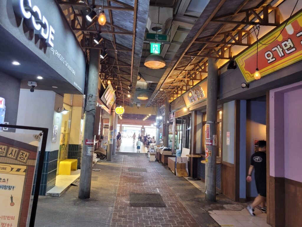 음식점과 간식 매장이 모여 있는 백종원 예산시장 내부