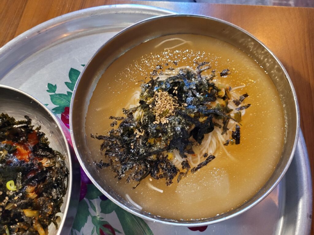 예산시장 선봉국수에서 주문해 매장 앞에서 먹은 냉국수