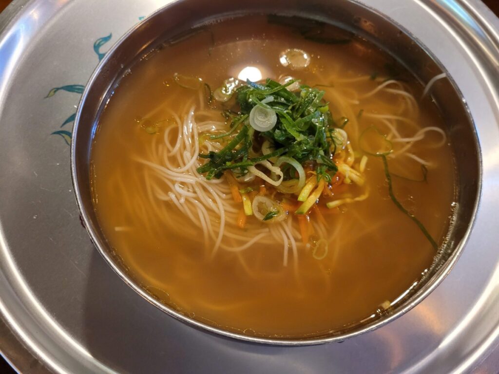 예산시장 선봉국수에서 주문해 매장 앞에서 먹은 잔치국수
