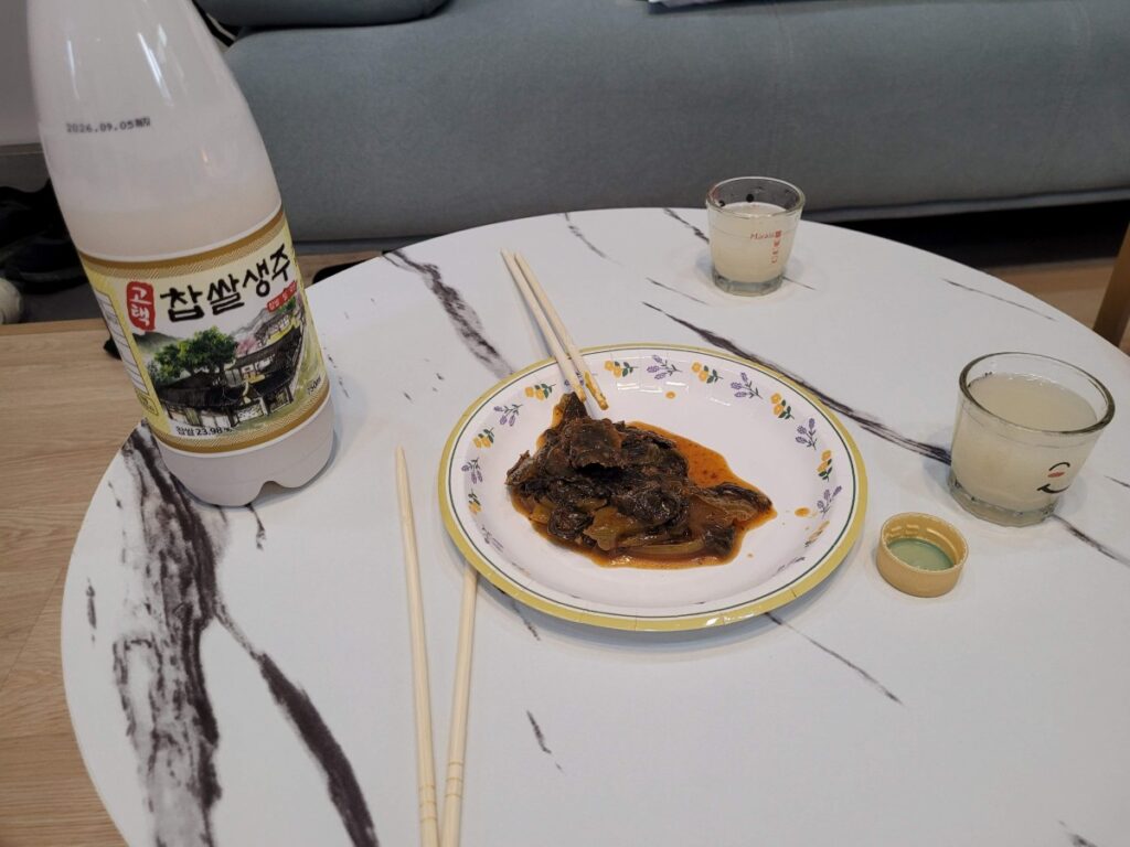 안면도 포앤풀 애견풀빌라 객실에서 마신 차가운 찹쌀막걸리