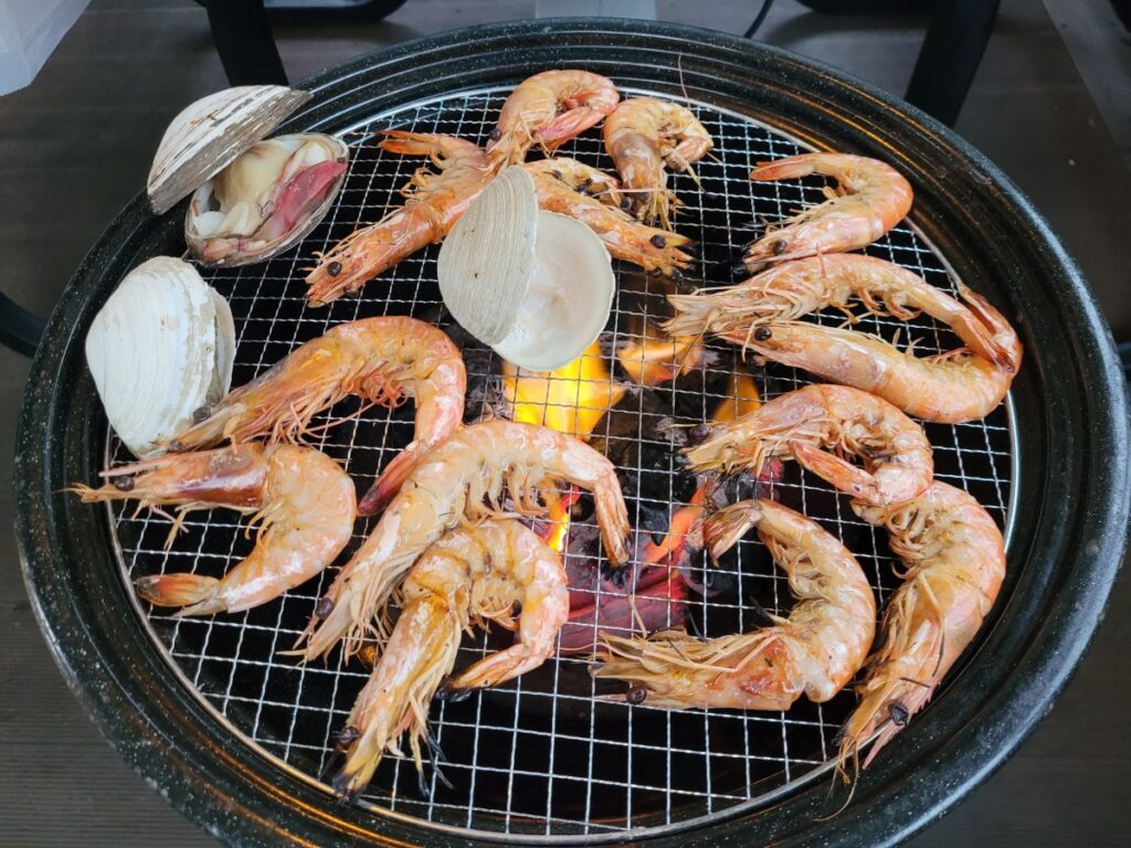백사장 어촌계 수산시장에서 구매한 대하와 조개를 바베큐하는 모습
