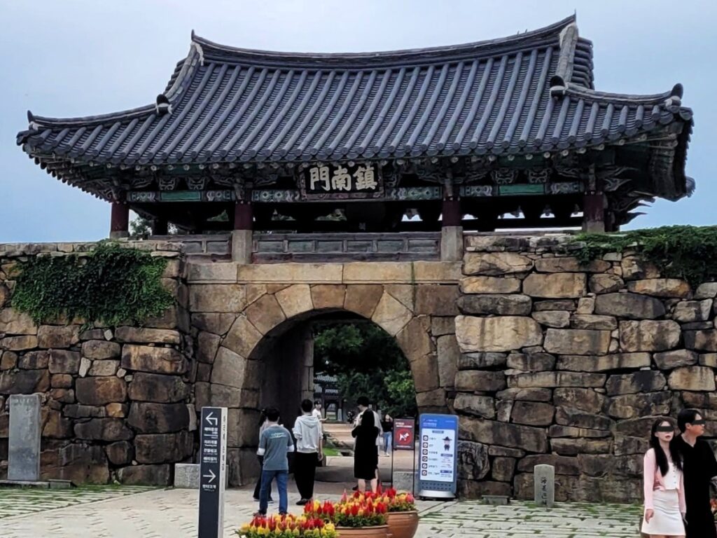돌로 쌓은 성벽과 목조 문루가 있는 해미읍성 진남문