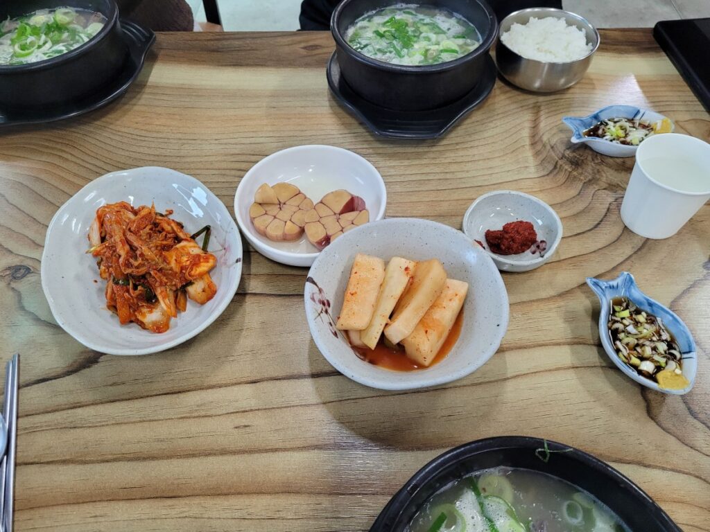 읍성뚝배기 소머리곰탕과 함께 나온 김치 깍두기 육쪽마늘 장아찌