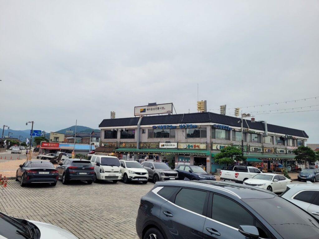 음식점이 모여 있는 해미읍성 전통시장 건물과 주변 풍경