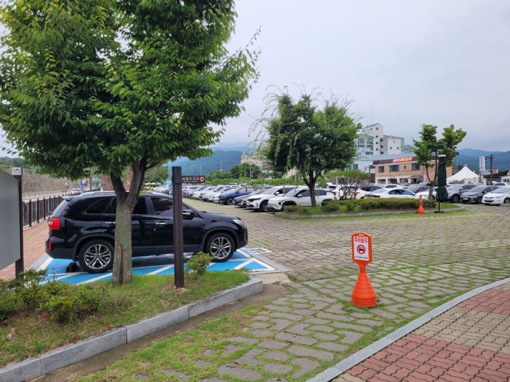 평일에도 차량이 많이 주차된 해미읍성 무료 주차장