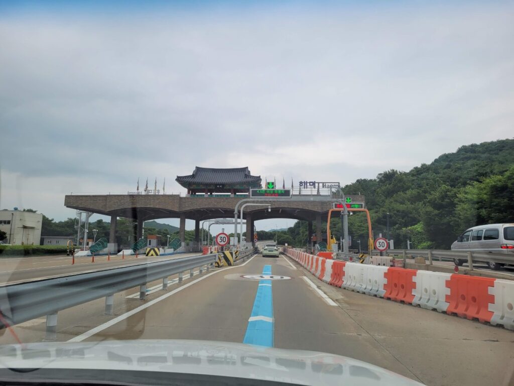 서해안고속도로 해미IC 전통 기와 형태 진입 시설