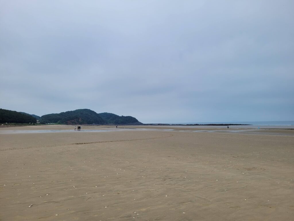 여름인데도 한적했던 밧개해변